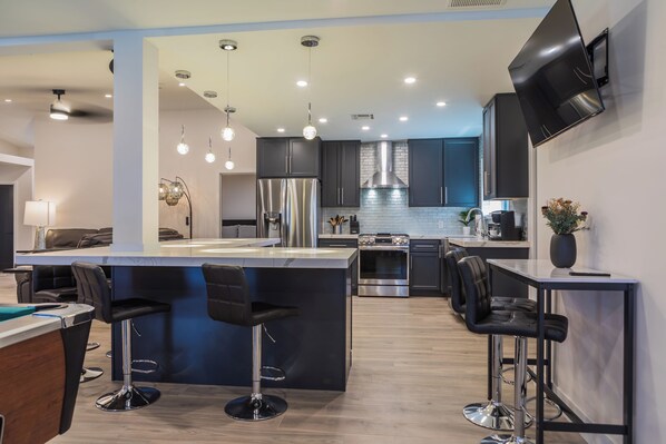 Family House | Private kitchen | Full-sized fridge, microwave, oven, stovetop - 30456 San Tan (San Tan Valley)