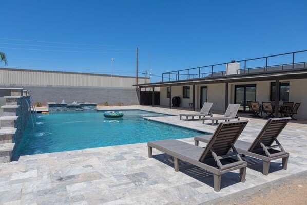 Piscina externa, espreguiçadeiras