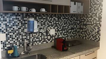 Apartamento | Cozinha privada | Geladeira grande, micro-ondas, máquina de café expresso