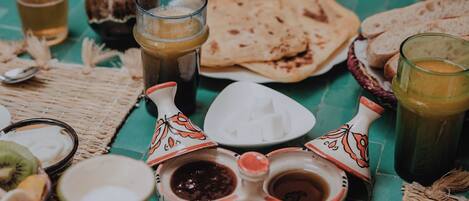 Una mesa dispuesta con diferentes platos, vasos y cubiertos, que sugiere una preparación para comer.