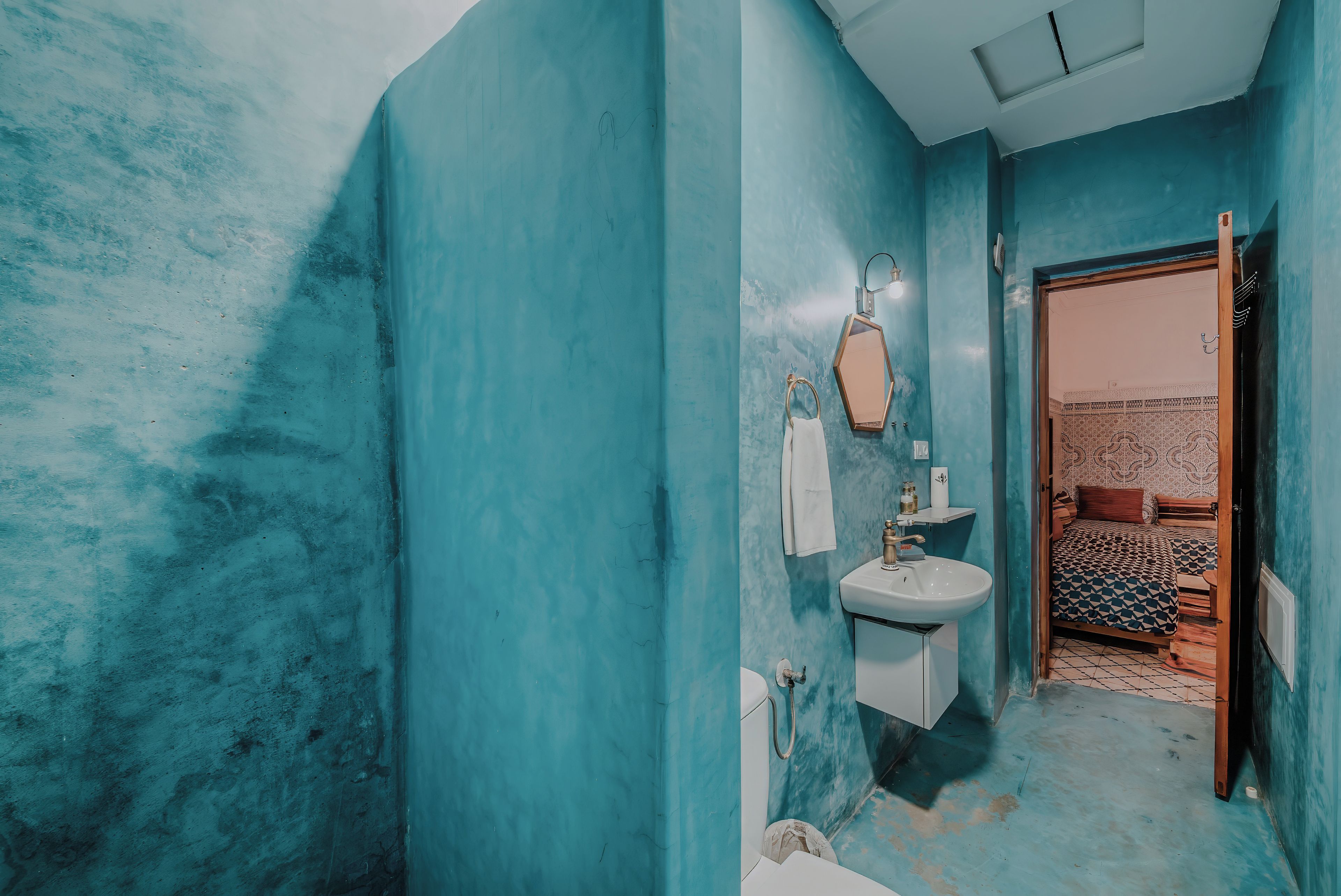 Une salle de bain équipée d’un lavabo, d’un miroir et d’un porte-serviettes.