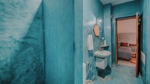 A bathroom with a sink, mirror, and towel rack. - Riad Imndi (Marrakech)