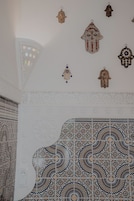 Una habitación con intrincados diseños de azulejos y elementos decorativos colgantes.