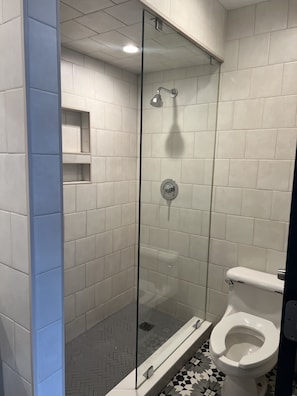 Standardzimmer | Badezimmer | Kostenlose Toilettenartikel, Handtücher, Seife, Shampoo