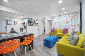 Departamento Confort | Área de sala de estar | Smart TV de 50 pulgadas con canales por cable y servicios de streaming