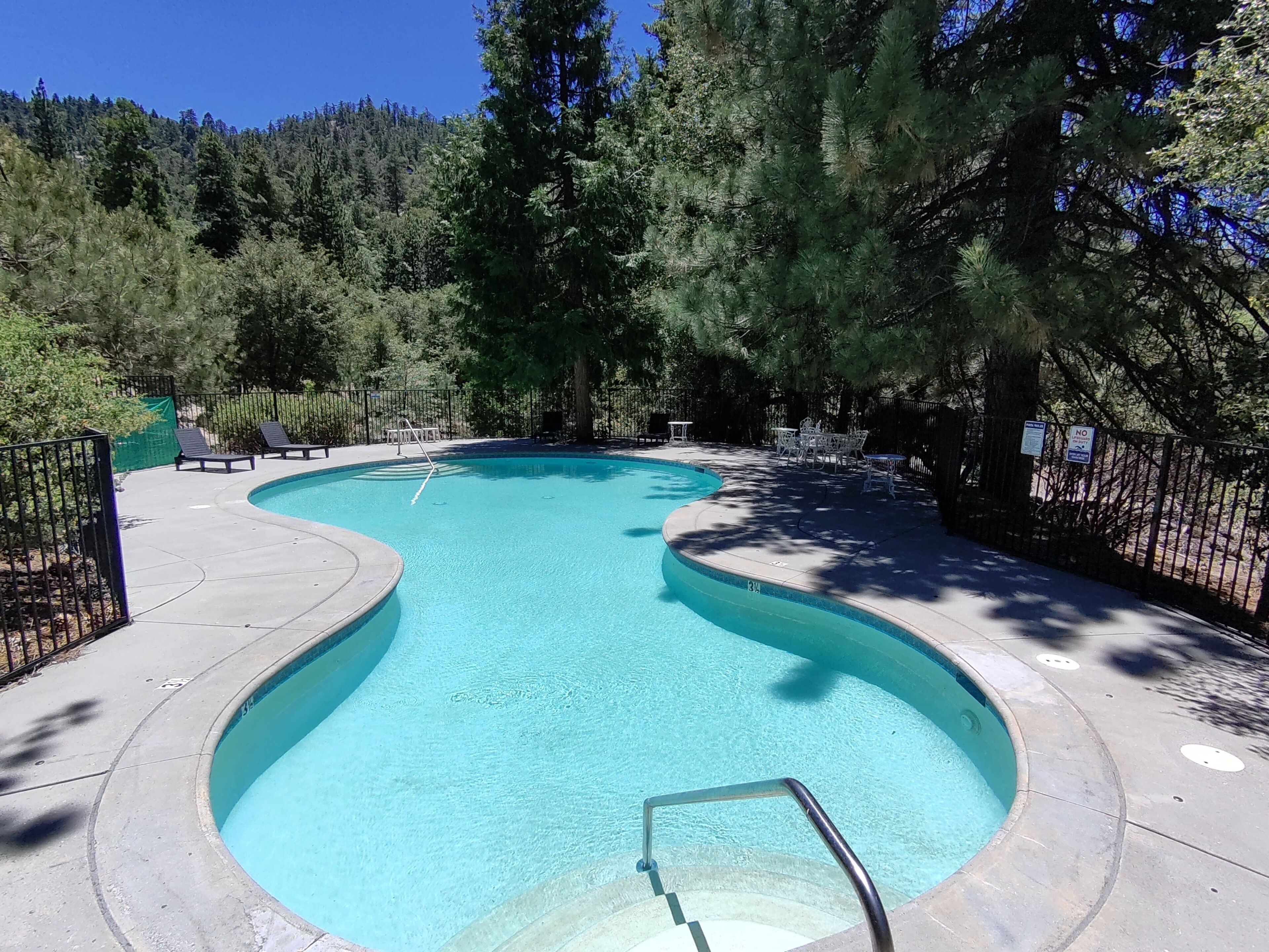 Piscina a l'aire lliure de temporada (horari: 10:00-20:00) i gandules 