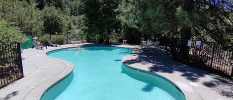 Piscina a l'aire lliure de temporada (horari: 10:00-20:00) i gandules