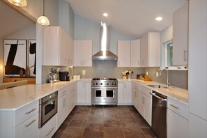 Private kitchen - NEW Listing WATERFRONT sleeps 10 5 bedrooms 4 1/2 bths - dock &  pool STN-23-23 (Oxford)