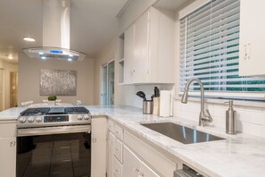 Oven, toaster, blender, cookware/dishes/utensils