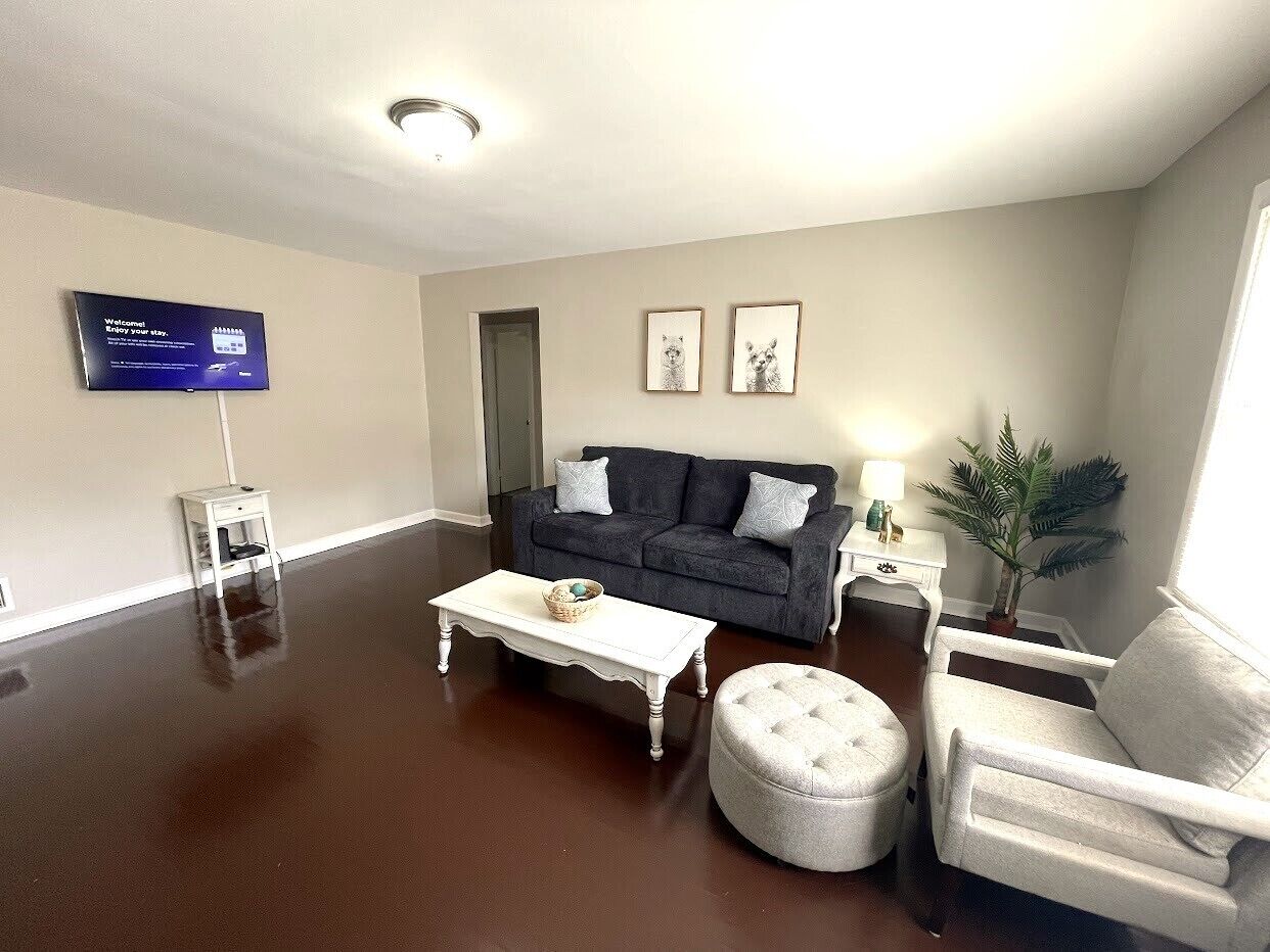Stay @ The Springhill- Remodeled  - 15 Minutes to DT