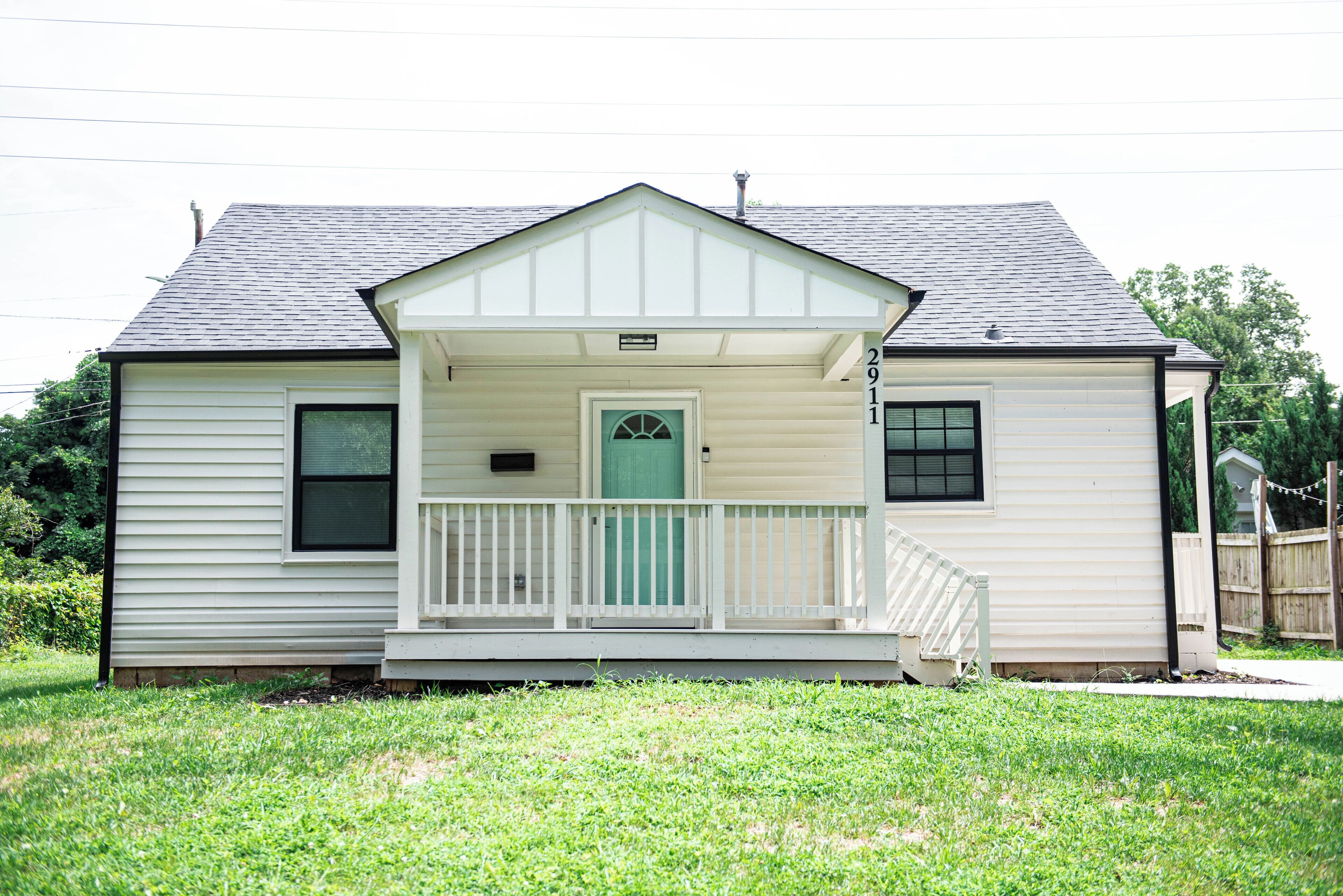 2 Bedroom Charlotte Bungalow- Close to Uptown, South End, LOSO, CLT Airport.