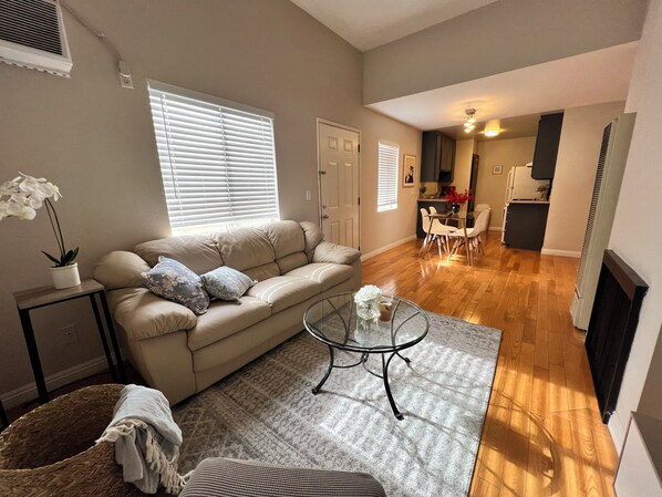 Smart TV - Modern 2 Bed, 2 Bath Furnished Apartment, designed for your comfort! (Los Angeles)