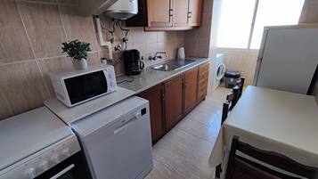 Coffee/tea maker, fridge, microwave, oven
