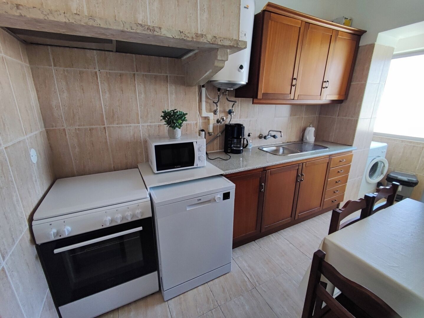 Kühlschrank, Mikrowelle, Ofen, Geschirrspüler