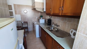 Geladeira, micro-ondas, fogão, lava-louças