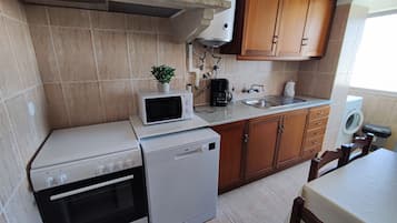 Geladeira, micro-ondas, fogão, lava-louças