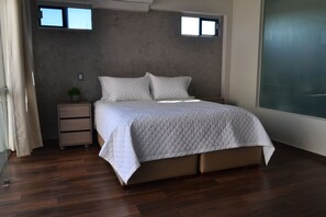 1 slaapkamer, een bureau, een strijkplank/strijkijzer, reisbedje