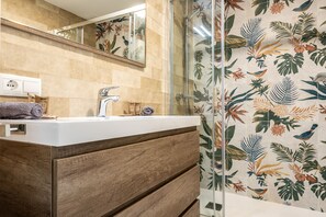 Shower, hair dryer, towels