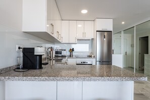 Kjøleskap, mikrobølgeovn, ovn og oppvaskmaskin