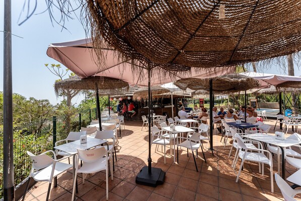 Outdoor dining - Breathtaking Studio With Pool close to the Beach REF025 (Benalmádena)
