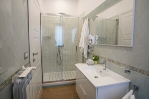 Dusche, Haartrockner, Bidet, Handtücher