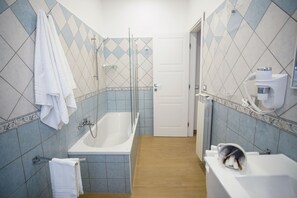 A bathroom with a bathtub, a shower, and a toilet. - 3-Bedroom Apartment in Castellammare di Stabia (Castellammare di stabia)