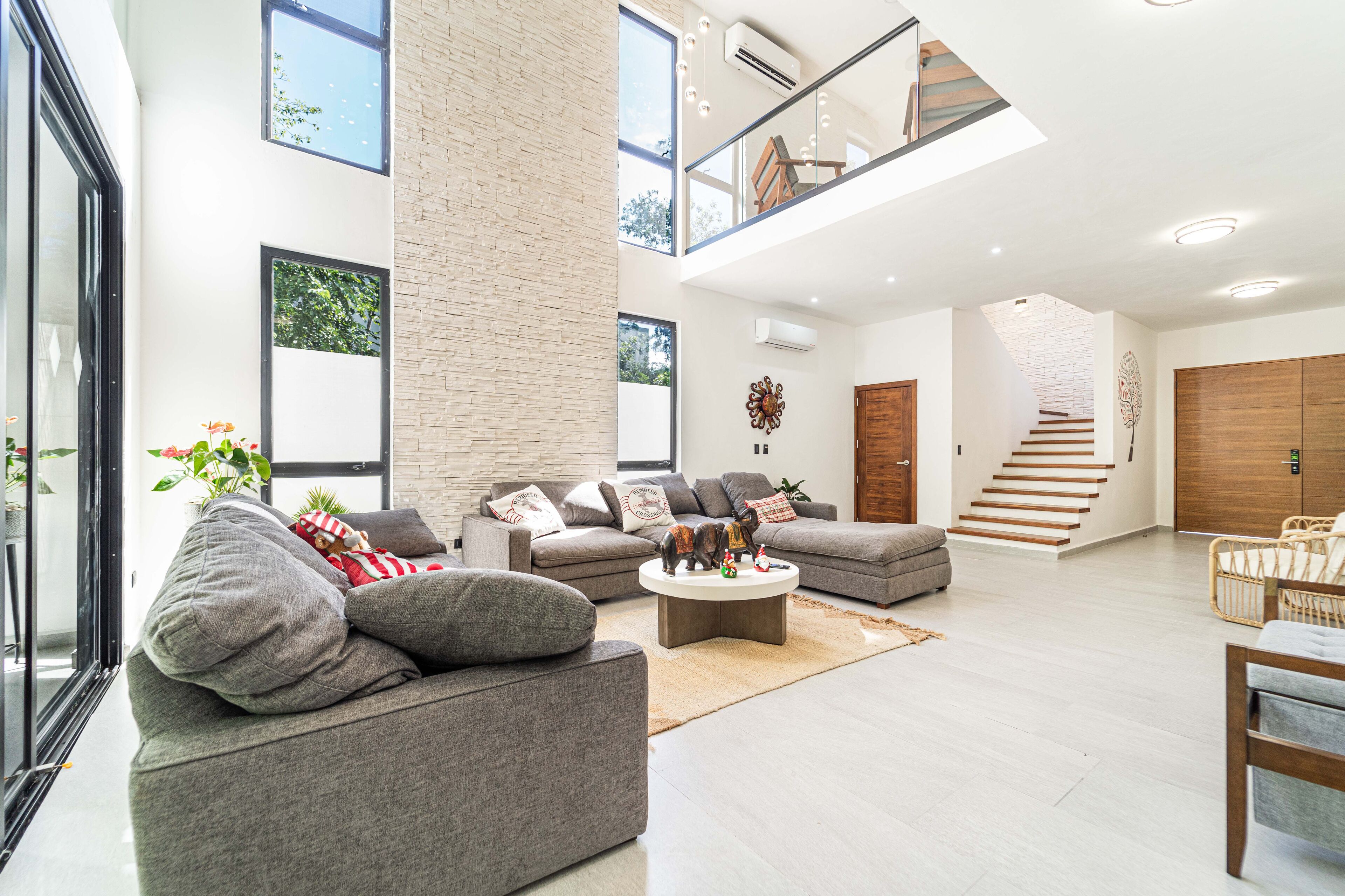 TV connectée, table de tennis de table, livres