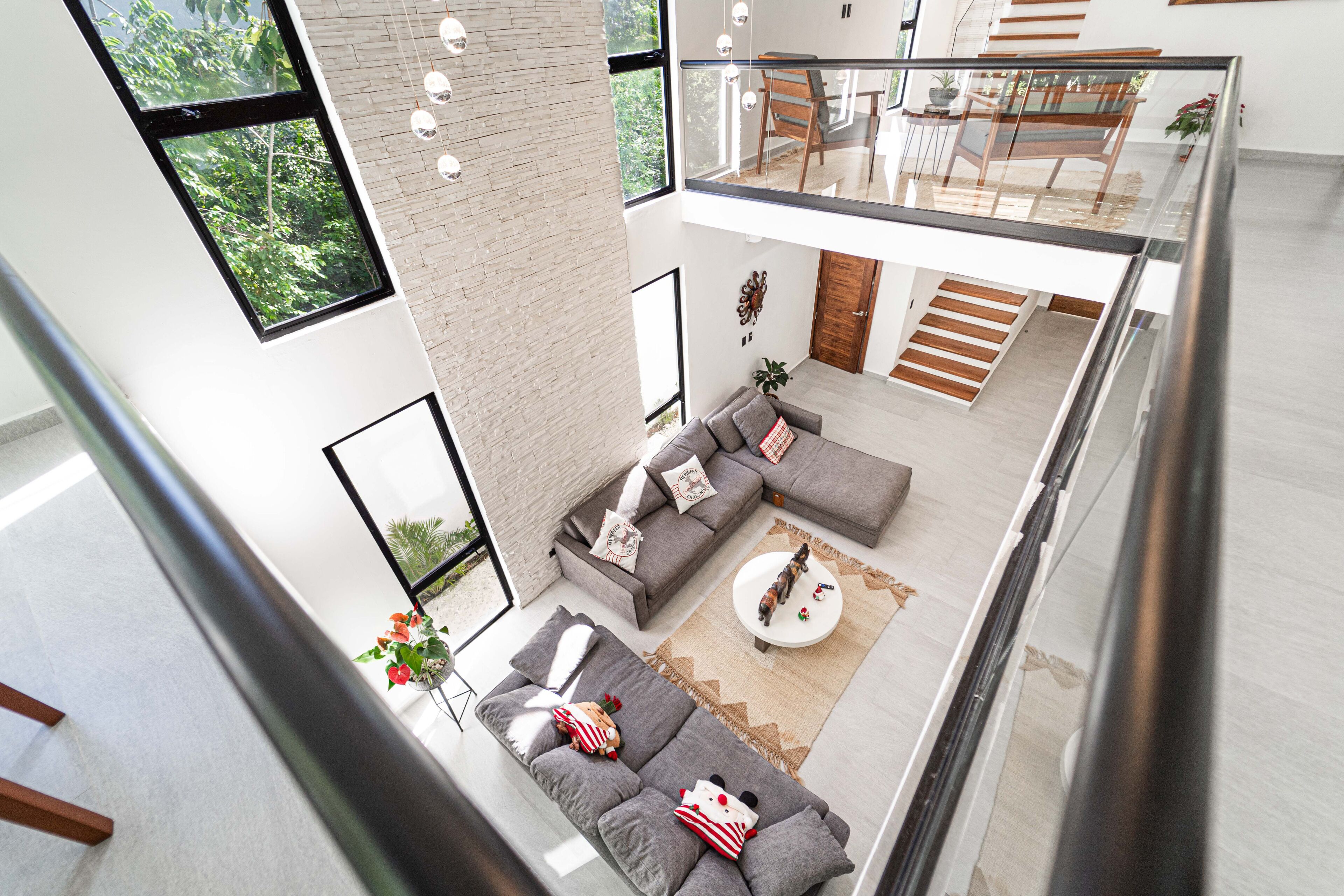 TV connectée, table de tennis de table, livres