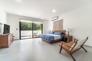 5 bedrooms, desk, iron/ironing board, travel cot