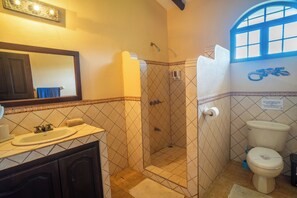 Toalhas de banho, sabonete, papel higiênico