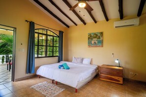 3 室のベッドルーム、WiFi (無料)、ベッドシーツ