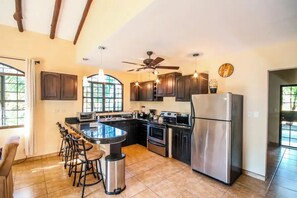 Kjøleskap, mikrobølgeovn, ovn og kokeplater