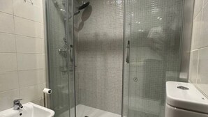 Een douche, handdoeken