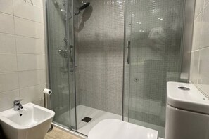 Een douche, handdoeken