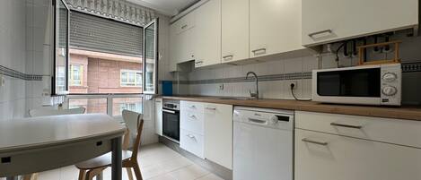 Réfrigérateur, micro-ondes, four, lave-vaisselle