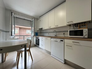 Refrigerador, microondas, horno y lavavajillas 