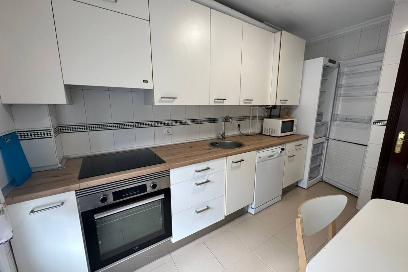 Wasserkocher mit Kaffee-/Teezubehör, Kühlschrank, Mikrowelle, Ofen