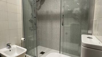 Douche, serviettes fournies