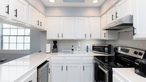 Private kitchen - Tranquil Vista Verde Hideaway (Brownsville)