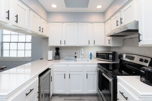 Een magnetron, een oven, een kookplaat