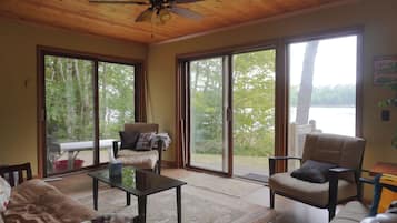 Smart-TV, Kamin, DVD-Player, Bücher