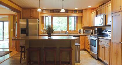 Private Lake Nokomis Sandy, 8 kayaks, 3 canoes, 2 paddle boards, great fishing.