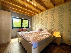 2 soverom, strykejern/-brett, reiseseng for barn og wi-fi (inkludert)