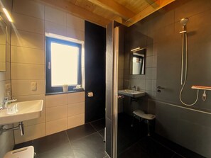 Shower, hair dryer, towels, soap - 
Quiet vacation apartment Am Weiher in Schmidt Pets welcome (Nideggen)