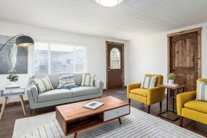 Smart TV, chimenea, libros