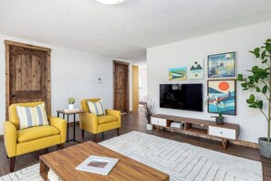 TV connectée, cheminée, livres