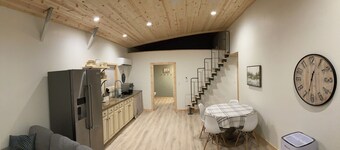 Guesthouse on peaceful 11+ acre homestead! Pet friendly! 