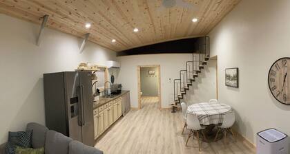 Guesthouse on peaceful 11+ acre homestead! Pet friendly!