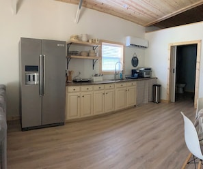 Frigorífico, microondas, horno y placa de cocina