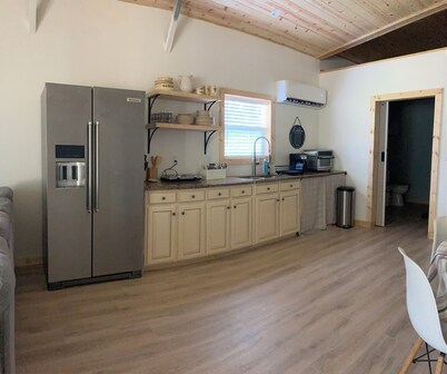 Guesthouse on peaceful 11+ acre homestead! Pet friendly! 